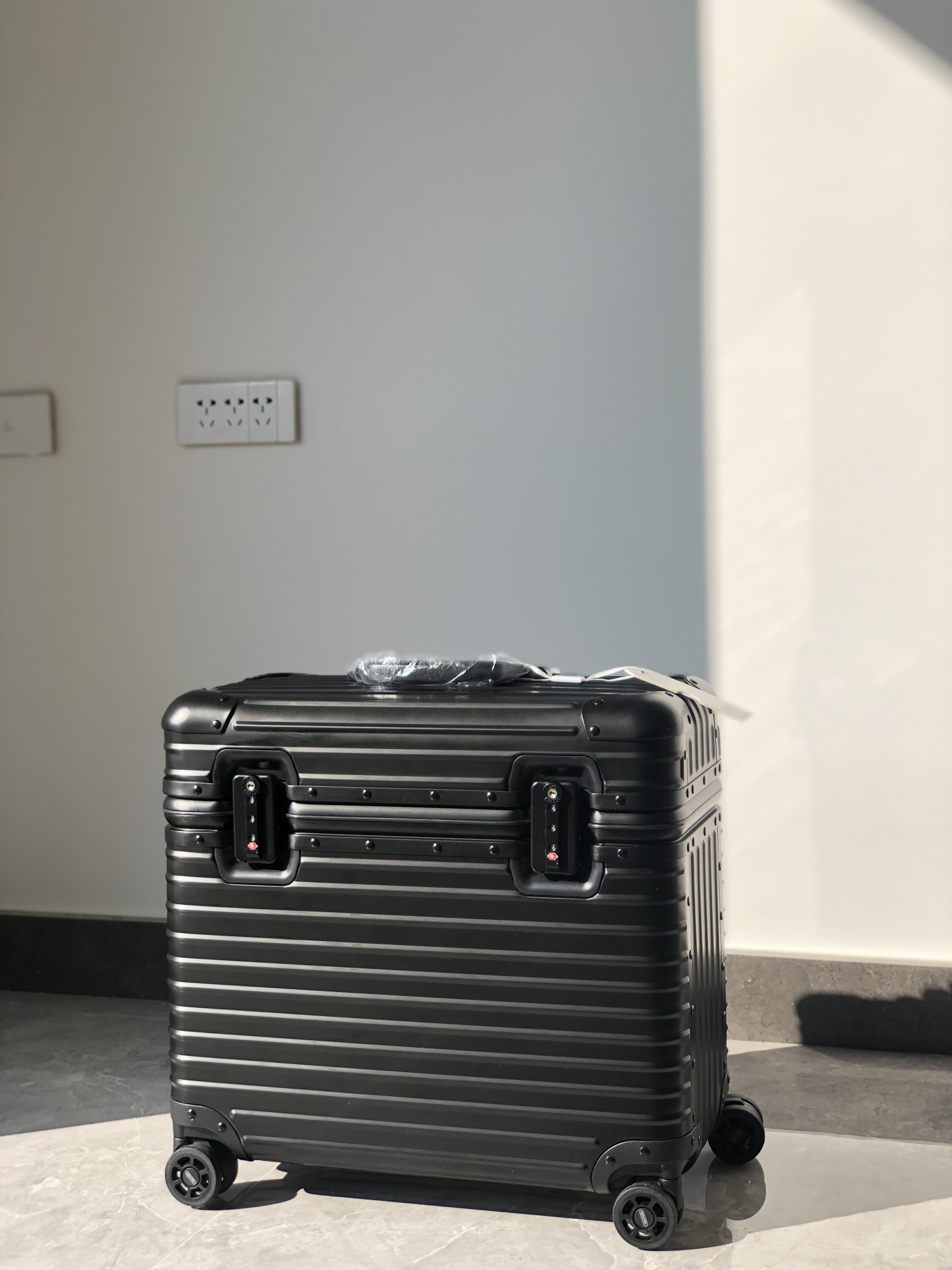 Maleta de piloto / maleta de fotografía de piloto / maleta de viaje de aleación de aluminio y magnesio en stock. ✈️✈️✈️…