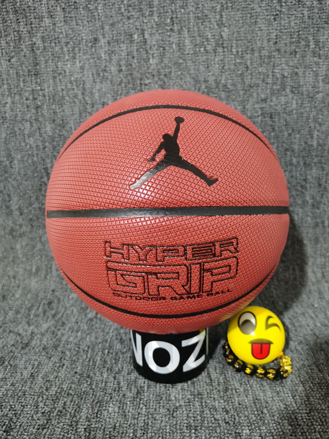 本地自取85
乔丹/JORDAN街头篮球7号男子球室内外水泥地比赛篮球吸湿球 
材质: 耐磨吸湿软皮
上市：2019夏
适合:室内户外水泥地专业比赛球
🏀🏀🏀🏀🏀🏀
—————————————————
🔥🔥另售:
———————————————
配件：气筒+球袋+球针+网兜 ，加10元。
———————————————
斯伯丁单肩球包另加25元。
———————————————

🏀正品篮球🏀🏀品质保证🏀——————————————————
🔥🔥注意事项🔥🔥: 
充气前请充分湿润球针，用肥皂水为佳，防止气门受损，造成气门漏气。