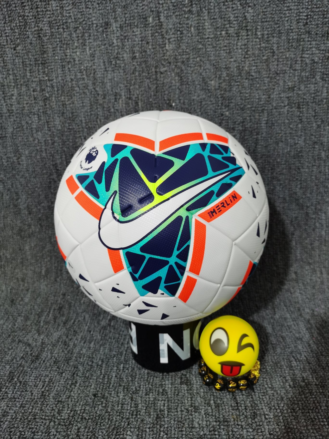 🔥🔥上新款了🔥🔥
本地自取75
正品NIKE耐克【足球】⚽ 英超联赛比赛用球 5号训练足球
材质:pu热粘合贴皮【不变形 不吸水】
⚽⚽⚽⚽⚽⚽⚽⚽
———————————————
另售：
………………………
配件:球袋+网兜+球针+气筒。加10元。
———————————————
斯伯丁单肩球包，另加20元。
———————————————
⚽⚽正品足球⚽官方防伪⚽品质保证⚽⚽

🔥🔥注意事项🔥🔥: 

充气前请充分湿润球针，用油或者肥皂水为佳，防止气门受损，造成气门漏气。🔥