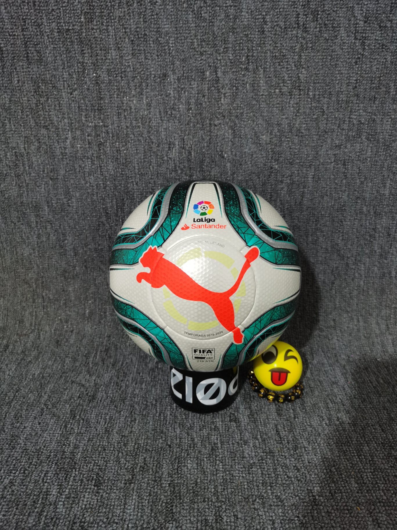 本地自取80
PUMA彪 西甲19-20赛季成人比赛专用足球训练足球5号球
上市：2019年
材质: PU皮
工艺：热粘合【不吸水 不变形】
⚽⚽⚽⚽⚽⚽⚽
另售：
……………………
配件:球袋/网兜/2球针/气筒，加10元。
————————————
斯伯丁单肩球包另加25元

🔥注意事项🔥: 冲气前请充分湿润球针，用肥皂水为佳，防止气门受损，造成气门漏气。