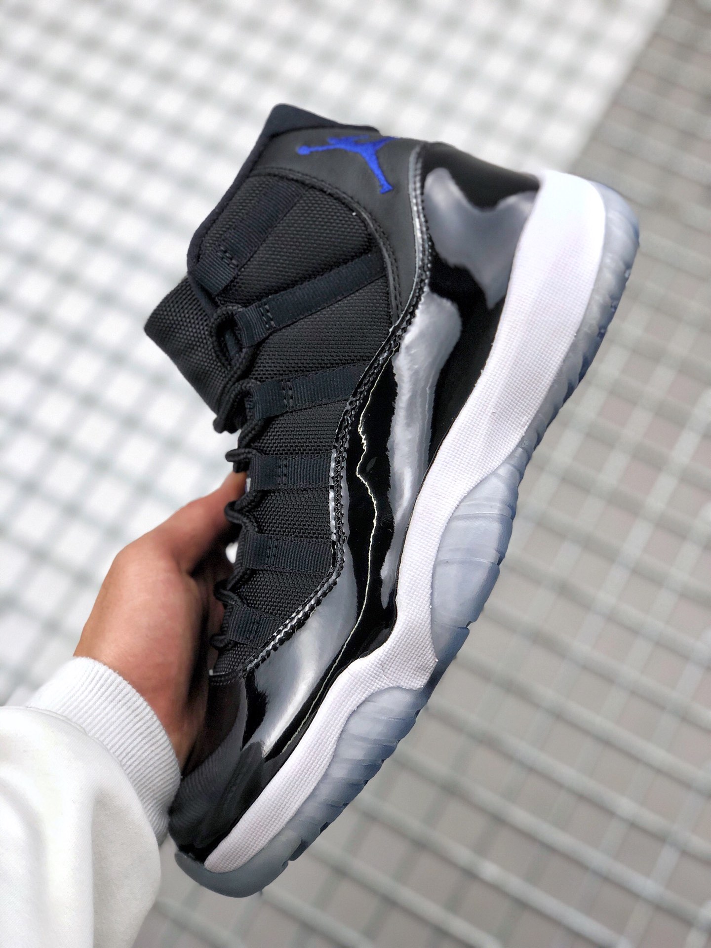 号码齐  本地自取260 放店私聊
Air Jordan 11 “Space Jam”大灌篮
后跟改以刺绣方式呈现了背号 45，重现了 Michael Jordan 首次回归赛场的场景；最为经典的鞋帮 Jumpman Logo 刺绣则以紫色打造，并且之前的蓝色；而蓝水晶外底搭配白色中底的托衬效果也更加突出。
尺码：40-47.5
货号：378037-003