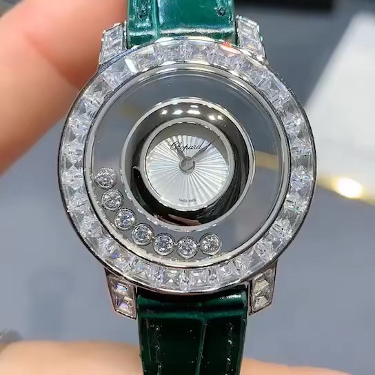 Chopard 萧邦快乐钻一直是女表中的翘楚，对萧邦这个系列的创意一直中毒很深，这款彩虹钻属于萧邦的高级珠宝系列