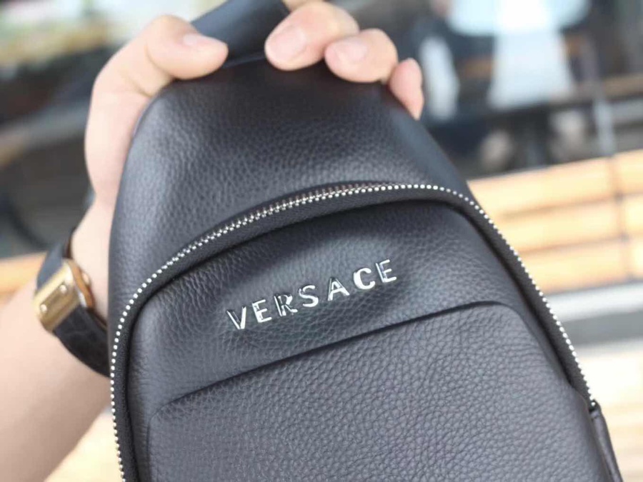 -Versace❤️❤️轻便胸包！柔软牛皮大面压制经典美杜莎脸谱，时尚中透着复古的神秘，双层巨能装！贴身