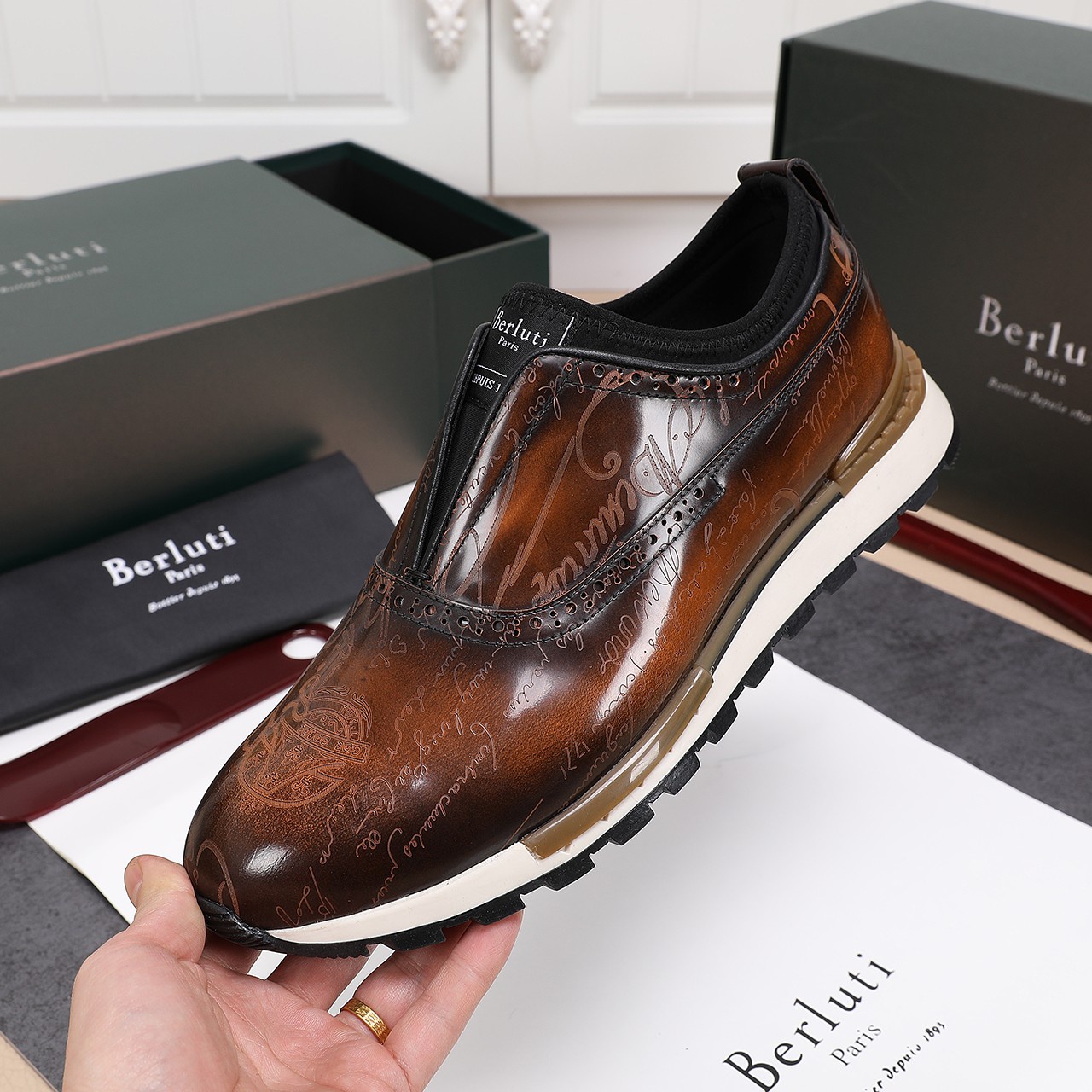 NO:746047,Berluti Collection!  Luxury brand endorsed by Peng Yuyan, the latest high-end shoe with the latest laser pattern mandarin duck shoes, tracing back to the brand gene - patina ancient dyeing, drawing inspiration from the craftsman's handmade stone table to create a innovative marble luster. The dyeing process has been upgraded, integrating classic inheritance with innovative ideas. Cowhide + cowhide lining + TPU outsole Size: 38-44 Available to order 45 46 47 Collapse,,cowhide19860909Berluti 系列！由彭于晏代言的奢华品牌 最新款高端鞋鞋面激光最新花纹鸳鸯鞋 回溯品牌基因-patina古法染色,从匠人手作石台中汲取灵感创造出富有新意的大理石光泽.染色工艺焕新升级,将经典传承出创新理念融为一体.牛皮+牛皮内里+tpu大底 Size:38-44 可订 45 46 47 收起,,cowhide,Men's shoes