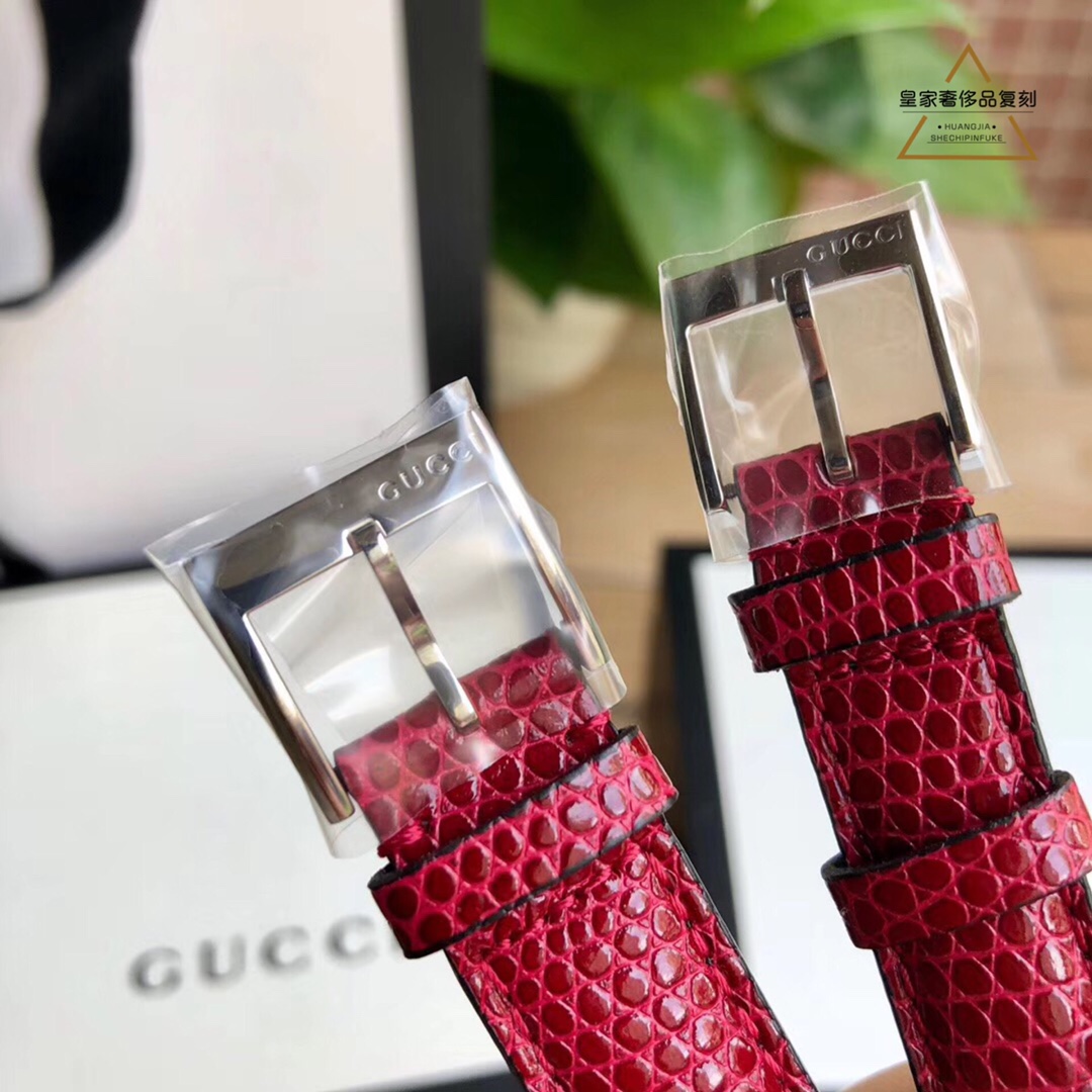 Gucci 古驰小蜜蜂石英女表，搭配interlocking G表冠
