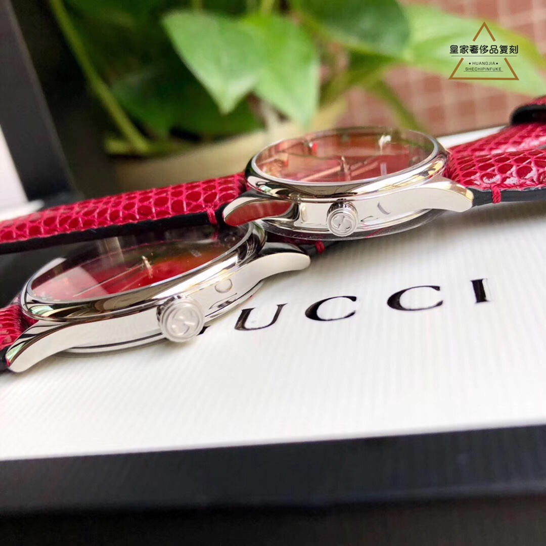 Gucci 古驰小蜜蜂石英女表，搭配interlocking G表冠