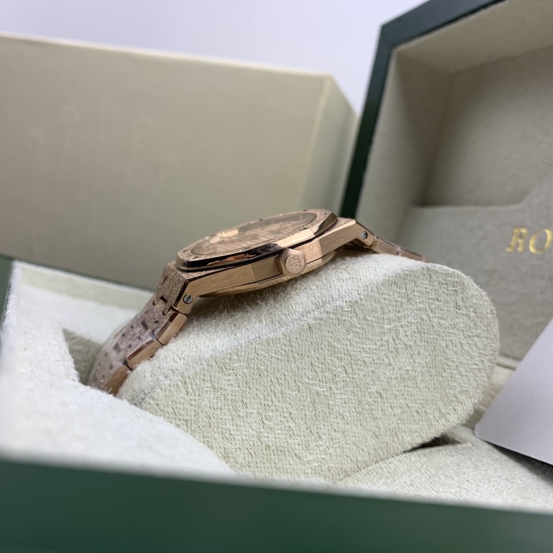 Audemars Piguet 皇家 爱彼皇家橡树霜金女款腕表