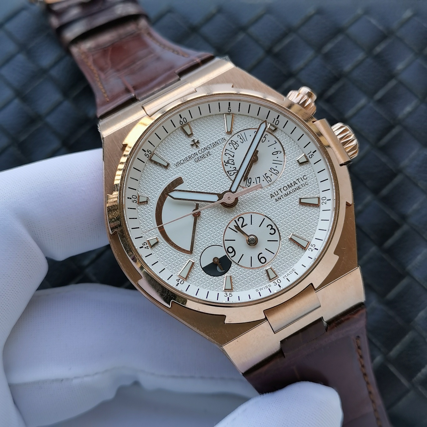 NO:858822,The grand finale of TWA - Vacheron Constantin The multi-function watch of the world, elegant gentleman, distinguished and extraordinary, the most powerful watch [case] watch size 42mm  It presents the same kingly style as the original [technical breakthrough] adopts the replica version of 1222-SC movement, which perfectly integrates power display, day and night display, date and dual time zone functions. The soft iron anti-magnetic cover perfectly restores all the functions of the original [Wonderful details] The breathable and soft Italian leather strap and the exquisite and elegant Maltese-style folding buckle perfectly integrate with the watch head,,vacheron19860909纵横四海 TWA压轴巨制——江诗丹顿 纵横四海多功能腕表 高雅绅士 尊贵非凡 最强地表【表壳】腕表尺寸42mmX13.5mm 高辨识度的马耳他八齿形圈口经典非凡 难度异常 TWA很好的还原其别具一格的浓烈特点 316L精钢壳套经过TWA制表师的精心打磨 线条流畅 造型美观 呈现和原装一般的王者风范【技术突破】采用复刻版1222—SC型机芯 完美融合动力显示 昼夜显示 日期 和双时区等功能 软铁防磁盖 完美还原正品所有功能【精彩细节】透气而柔软的意大利皮表带和精致典雅的马耳他式折叠扣完美与表头融合,,vacheron,Watch