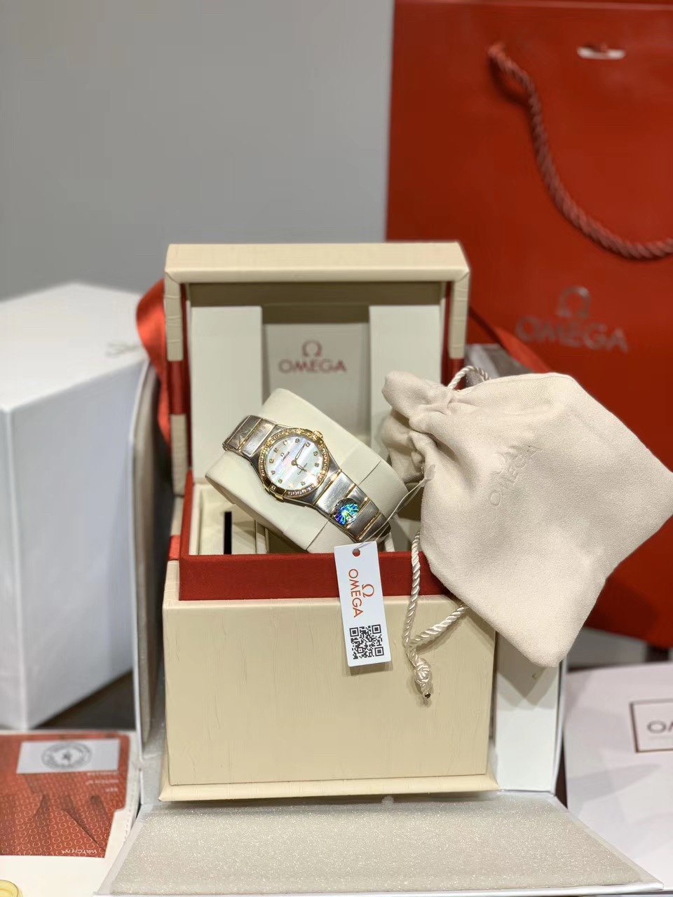 Omega 最美欧米茄星座贝壳面镶钻女表