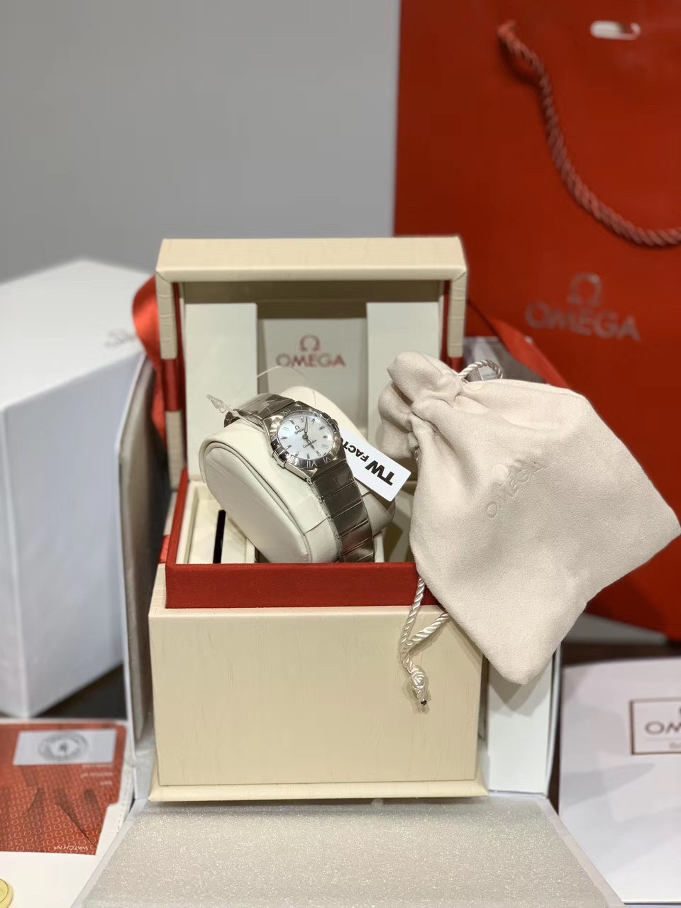 Omega 最美欧米茄星座贝壳面镶钻女表