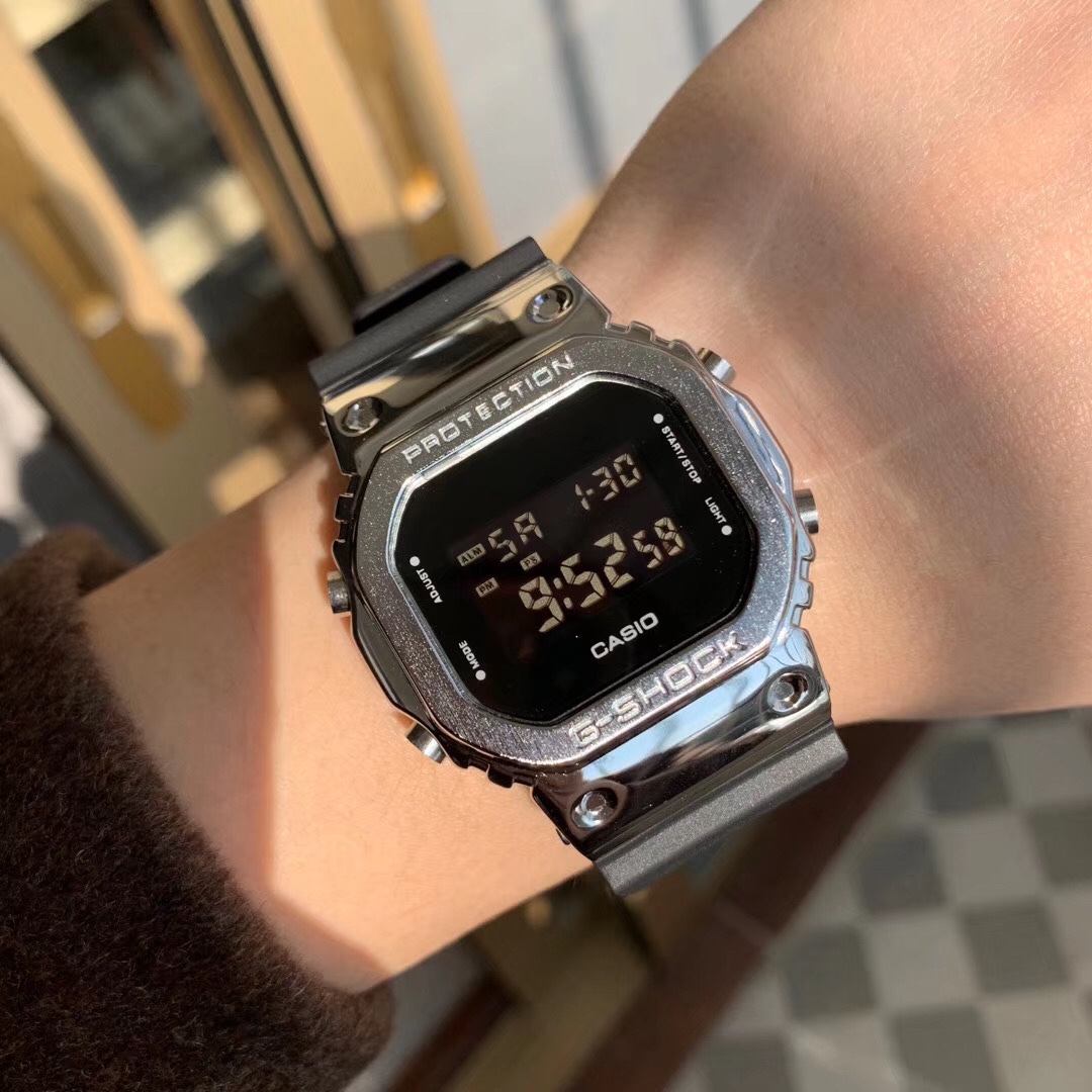 批💰115配盒
CASIO卡西欧 GM-5600钢壳！方块款 男女手表 功能:电子  背光 24小时制 倒计时 全自动日历 星期 闹钟 整点报时 防水等～
配全套包装，那么好看确定还不入手试试吗？？
