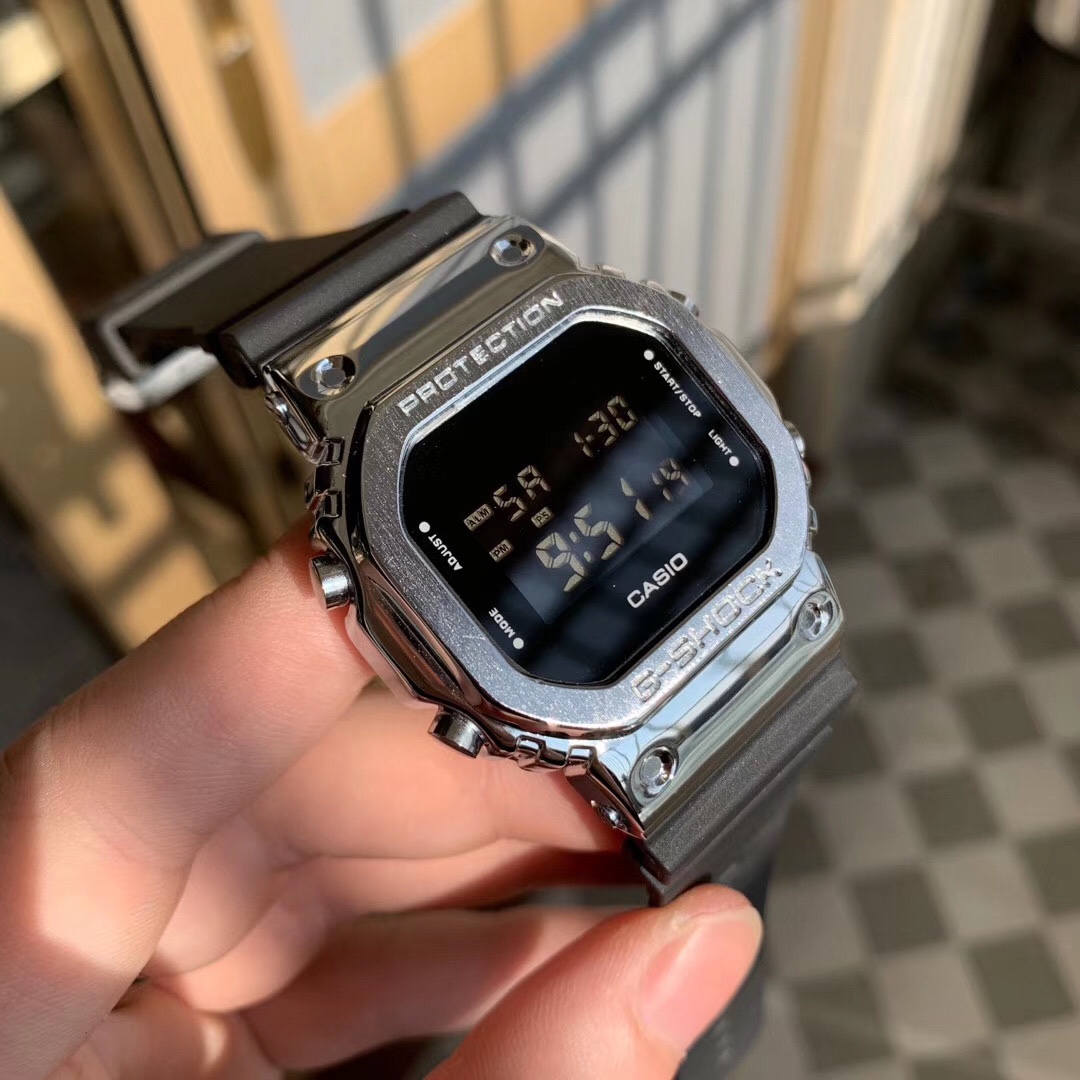 批💰115配盒
CASIO卡西欧 GM-5600钢壳！方块款 男女手表 功能:电子  背光 24小时制 倒计时 全自动日历 星期 闹钟 整点报时 防水等～
配全套包装，那么好看确定还不入手试试吗？？