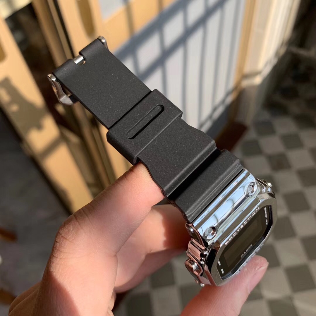 批💰115配盒
CASIO卡西欧 GM-5600钢壳！方块款 男女手表 功能:电子  背光 24小时制 倒计时 全自动日历 星期 闹钟 整点报时 防水等～
配全套包装，那么好看确定还不入手试试吗？？