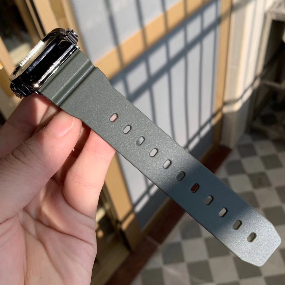 批💰115配盒
CASIO卡西欧 GM-5600钢壳！方块款 男女手表 功能:电子  背光 24小时制 倒计时 全自动日历 星期 闹钟 整点报时 防水等～
配全套包装，那么好看确定还不入手试试吗？？