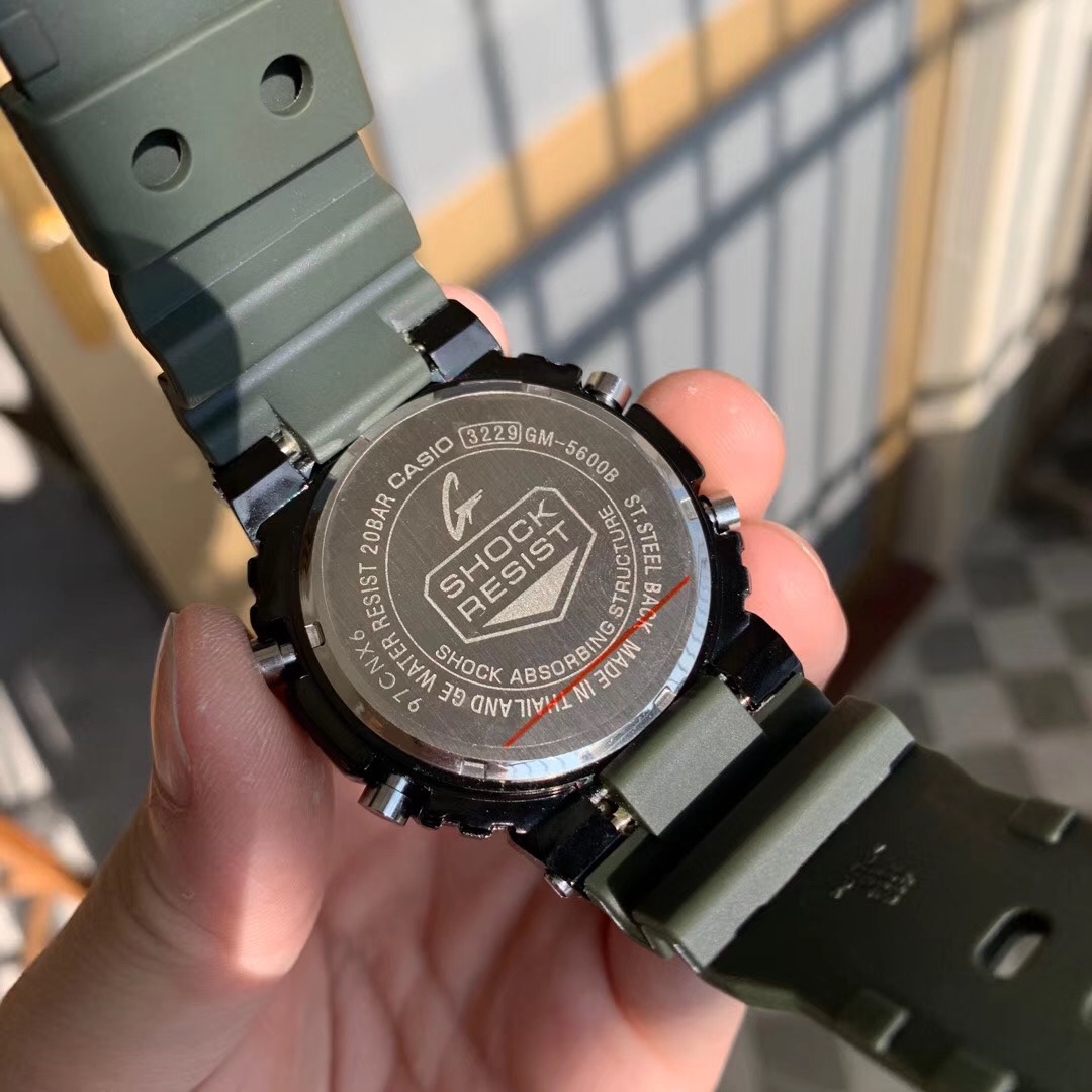 批💰115配盒
CASIO卡西欧 GM-5600钢壳！方块款 男女手表 功能:电子  背光 24小时制 倒计时 全自动日历 星期 闹钟 整点报时 防水等～
配全套包装，那么好看确定还不入手试试吗？？