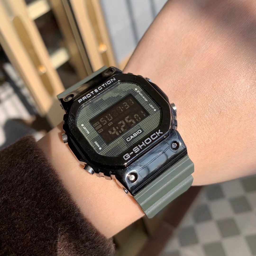 批💰115配盒
CASIO卡西欧 GM-5600钢壳！方块款 男女手表 功能:电子  背光 24小时制 倒计时 全自动日历 星期 闹钟 整点报时 防水等～
配全套包装，那么好看确定还不入手试试吗？？
