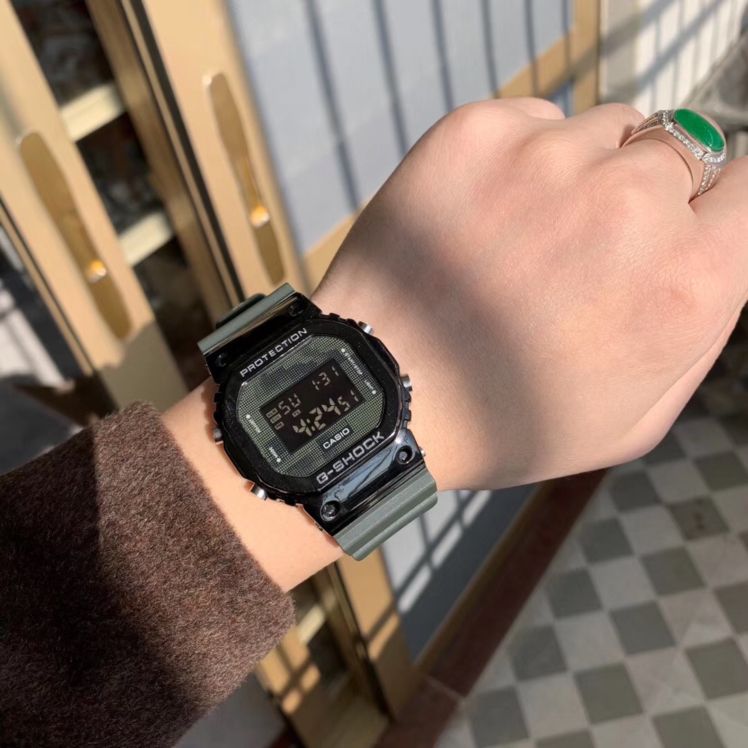 批💰115配盒
CASIO卡西欧 GM-5600钢壳！方块款 男女手表 功能:电子  背光 24小时制 倒计时 全自动日历 星期 闹钟 整点报时 防水等～
配全套包装，那么好看确定还不入手试试吗？？