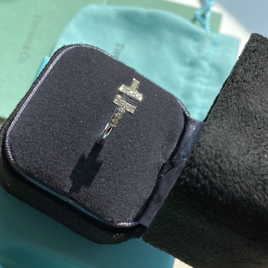 NO:632581,The T series ring is a classic among classics. It interprets firm strength with smooth and simple letter T lines. The double T-shaped LOGO has a kind of ultra-modern expression like metal creation. Therefore, it is releasing oneself and expressing one's personality, facing one's heart, and strongly expressing one's true self. With super high recognition, Tini has become the favorite of the goddess~every girl's dream!  88180,,ring,Cardia high-end jewelry19860909T系列戒指 经典中的经典 以流畅简约的字母T线条诠释坚定力量 双T型LOGO 运用中 有一种金属创造般的超现代主义表达 所以 在释放自我和张扬个性 直面内心 强烈表达真实自我 超高的辨识度 蒂*尼成为了必然是女神的最爱～每个女孩心中的梦想！88180,,ring,卡迪亚高端饰品,Jewelry