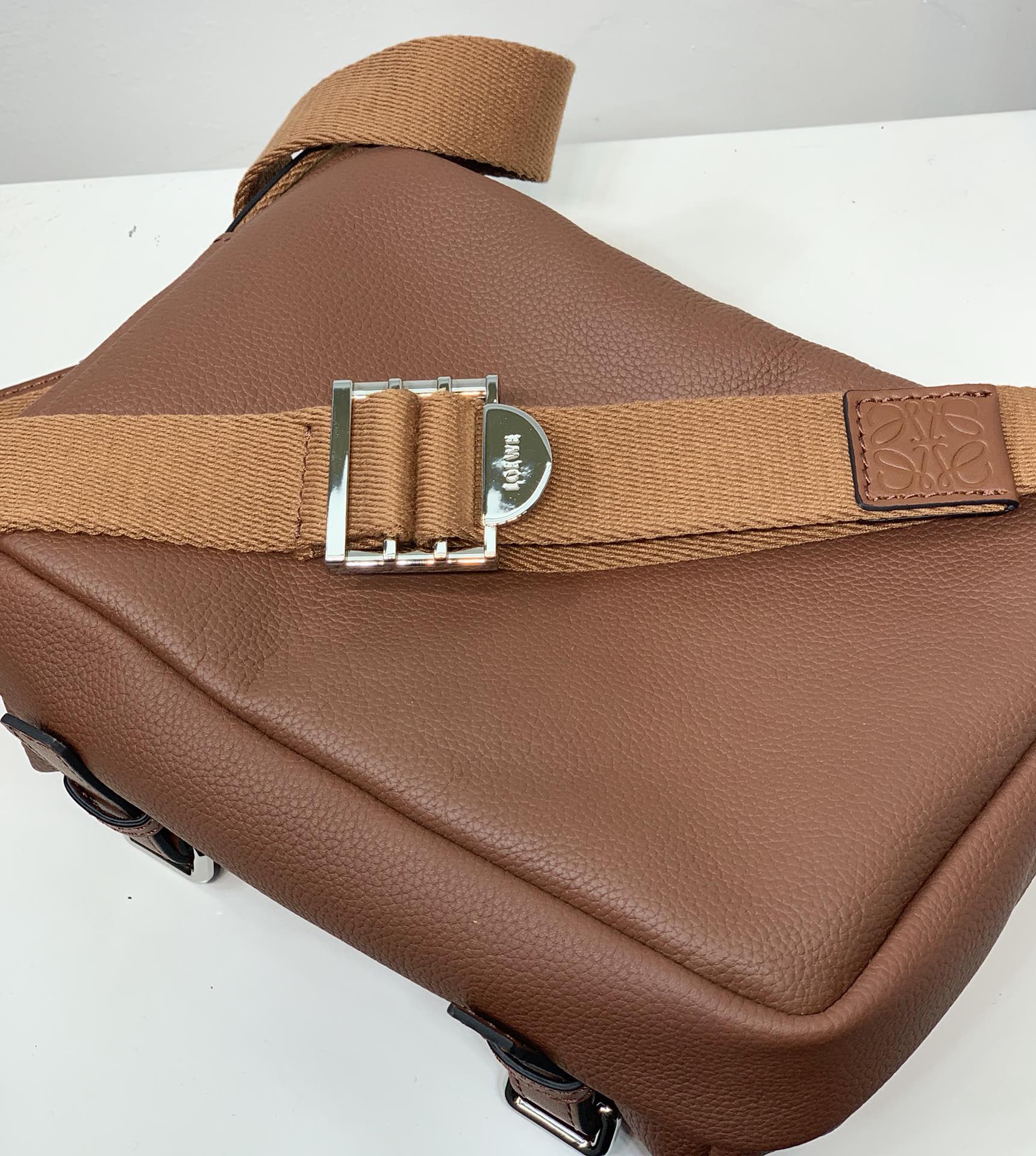 LOEWE罗意威 Military Messenger最新版信使包 0339棕色