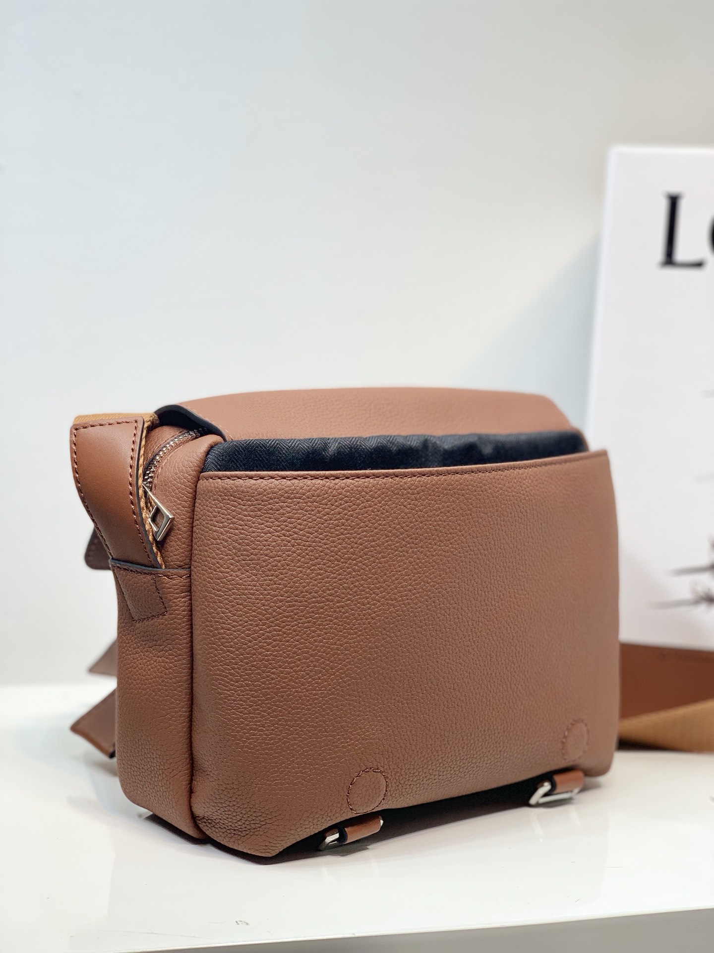 LOEWE罗意威 Military Messenger最新版信使包 0339棕色