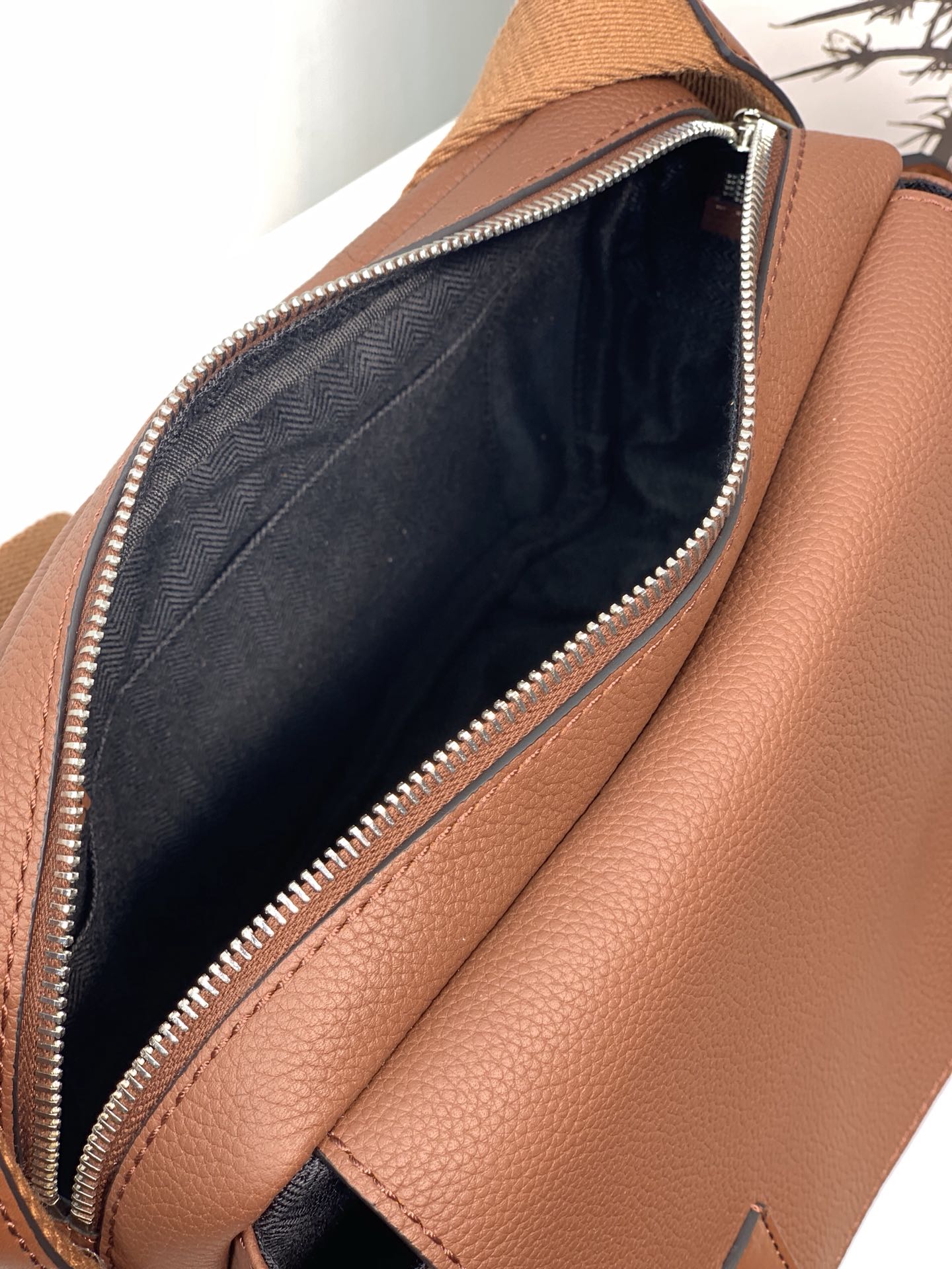 LOEWE罗意威 Military Messenger最新版信使包 0339棕色