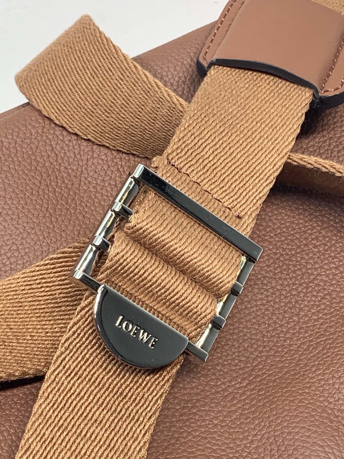 LOEWE罗意威 Military Messenger最新版信使包 0339棕色