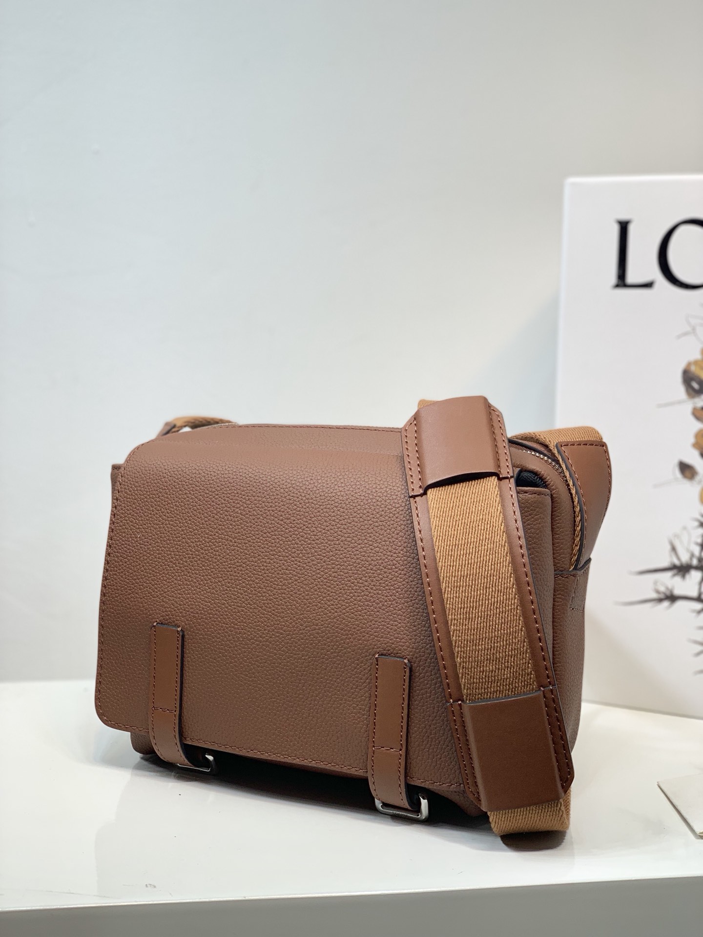 LOEWE罗意威 Military Messenger最新版信使包 0339棕色