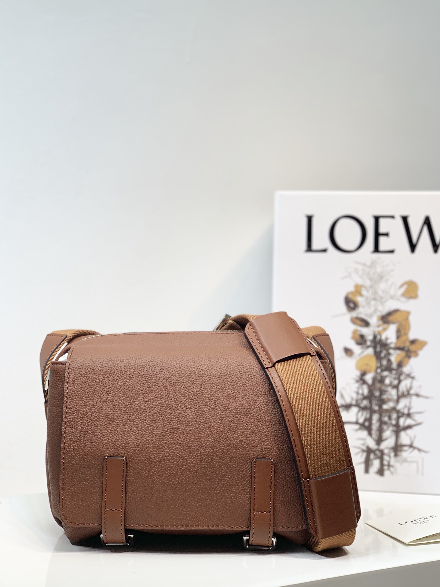 LOEWE罗意威 Military Messenger最新版信使包 0339棕色