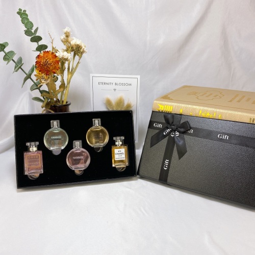 Chanel 5-Piece Miniature Perfume Gift Set - Classic Fragrance Collection 1 Chanel 5-Piece Miniature Perfume Gift Set - Classic Fragrance Collection