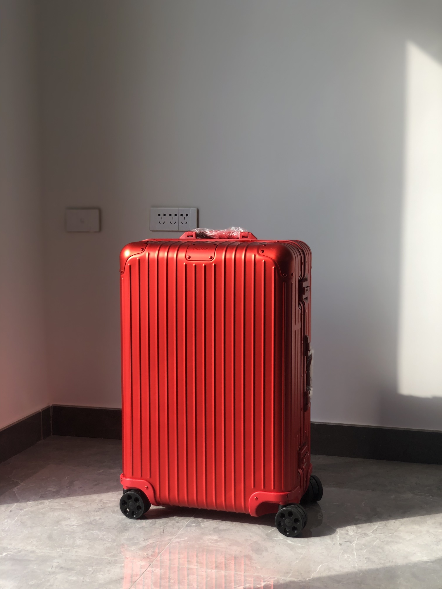 最高版RIMOWA Topas系列925德国版 （ZP特别珍贵的一款 可以说是rimowa出道至今源远流长的经典系列 现在官网是买不到了 除非专门跑国外带勉强能带到一两个吧）经典款不老神话！ 纯血统的德国topas版本，经典系列珍藏的大宝…