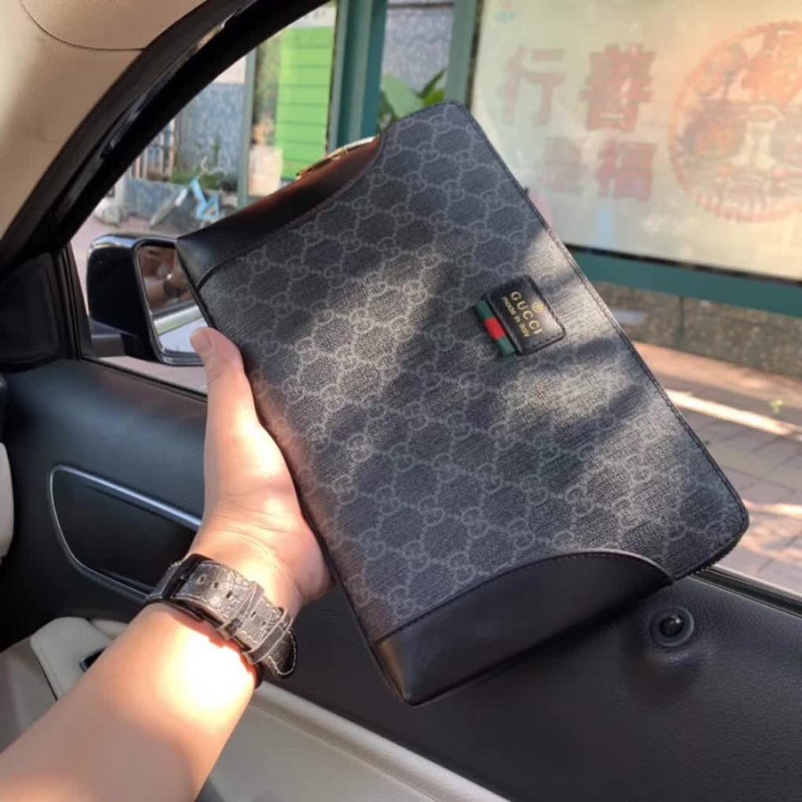 顶级gucci款🇮🇹最🆕爆款💢男士休闲包👜意大利🇮🇹进口顶级牛皮✔️无可挑剔的五金配件.💯名师设计，资深