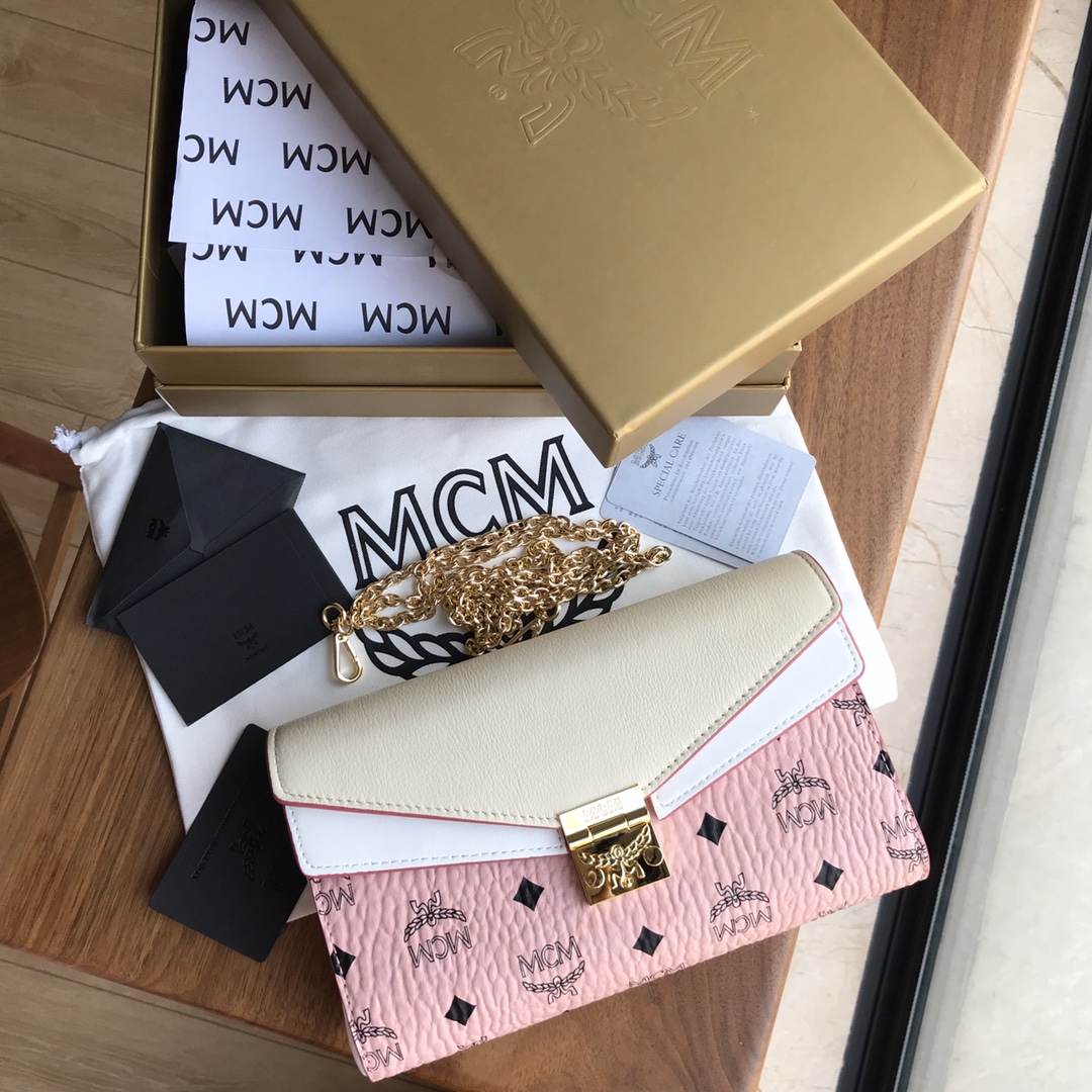 Top quality chain bag series 【Top original MCM】2019 color-blocked full leather chain bag. This Millie front flap crossbody bag is made of lightweight MCM classic Visetos material, designed as a dreamy piece for MCM fans. It comes with a detachable chain strap and laurel leaf lock buckle, embodying the brand legend of MCM. Sizes: Small - 11cm in height, 18cm in length, 4cm in thickness; Medium - 14cm in height, 24cm in length, 5cm in thickness. Wholesale price: Small - 340, Medium - 360. image 1