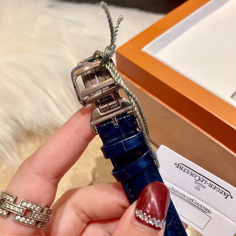 Cartier 积家约会系列月相珠宝腕表 是浪漫与柔美的象征 她掌管着大自然中的潮起潮落和季节更替