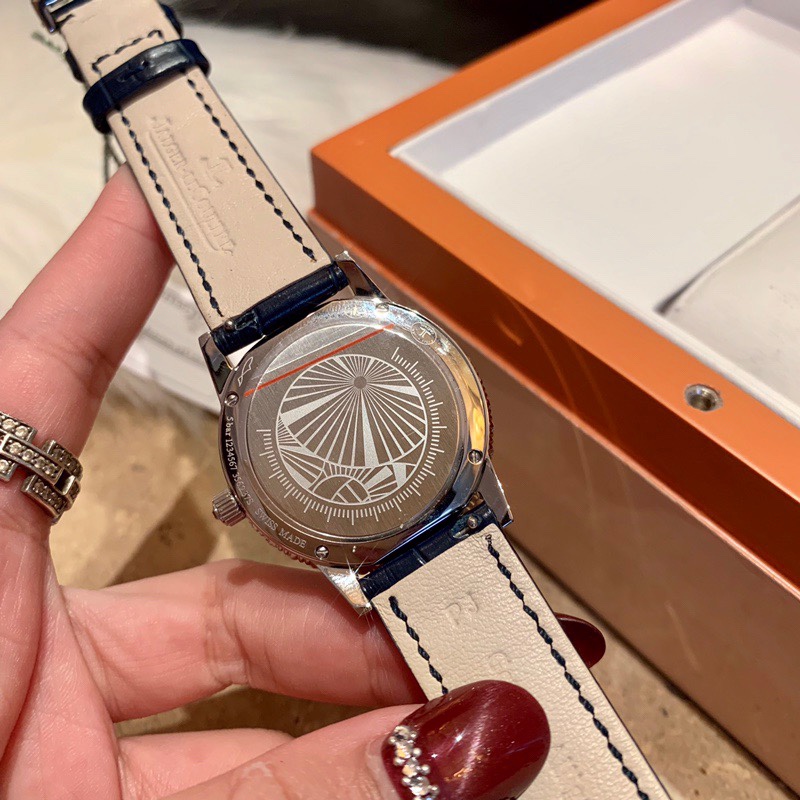 Cartier 积家约会系列月相珠宝腕表 是浪漫与柔美的象征 她掌管着大自然中的潮起潮落和季节更替