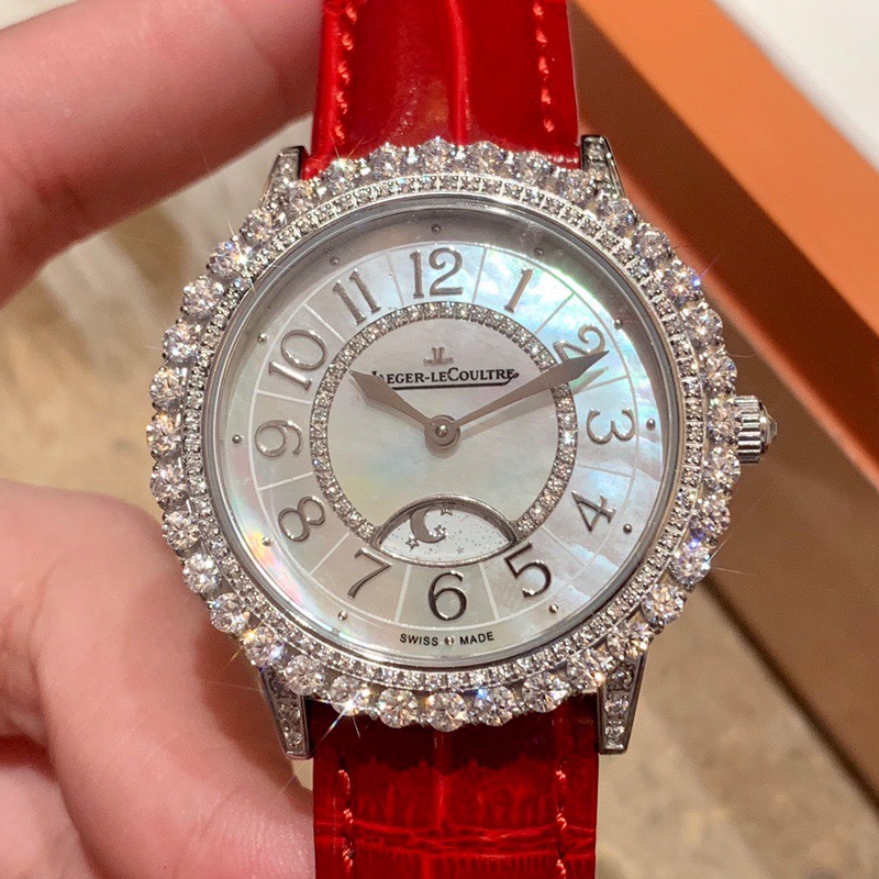 Cartier 积家约会系列月相珠宝腕表 是浪漫与柔美的象征 她掌管着大自然中的潮起潮落和季节更替