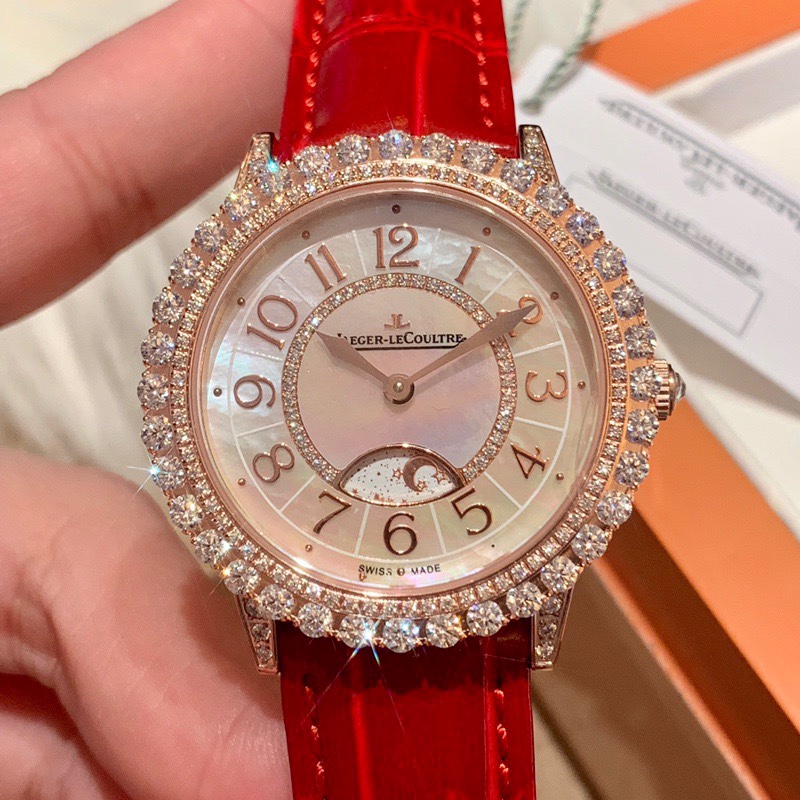 Cartier 积家约会系列月相珠宝腕表 是浪漫与柔美的象征 她掌管着大自然中的潮起潮落和季节更替