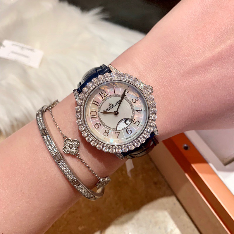 Cartier 积家约会系列月相珠宝腕表 是浪漫与柔美的象征 她掌管着大自然中的潮起潮落和季节更替