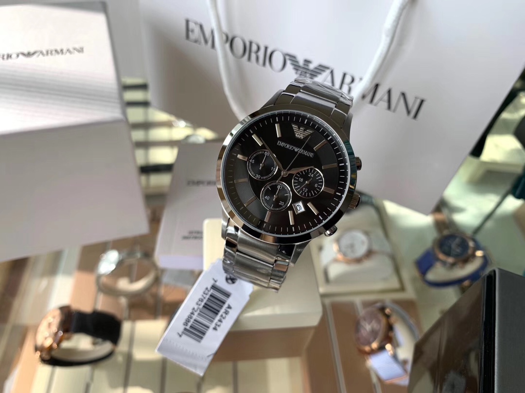 J0  Armani  阿玛尼   正品品质型号：AR2434尺寸：43mm*12mm多功能三眼计时情侣腕表。 搭载多功能跑秒石英机芯强大的分针计时/秒表计时/24小时同步、耐膜进口矿物质玻璃镜面，316L精钢品质精工细磨。低调雅致，商务潮流，干练帅气 搭配全套包装。