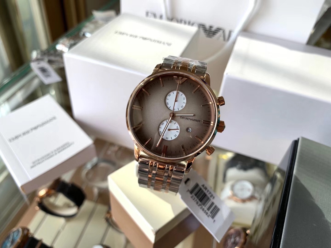 J5  Armani  阿玛尼AR01721本年度最火的一款男士腕表 金城武定制款钢带钢带石英表 矿物质玻璃镜面白色表盘 直径43mm 316精钢表带 深邃神秘秒表盘 蝴蝶双按扣 十分简约大气 男神钟爱款 上班不失风度 上学也不高调 生活防水30米，无佩戴退换 配专柜全套包装和说明书