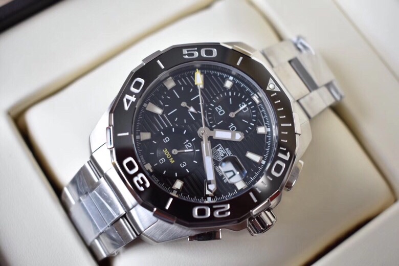 NO:727821,Check code can be customized at the counter. TAG Heuer Aquaracer series chronograph mechanical watch, 30,000+ at the counter, with full package. Equipped with original Swiss mechanical movement, 316 stainless steel case, super two-color luminous, rotatable ceramic bezel, sapphire anti-glare glass with calendar window magnification function, fine brushed strap, meter depth waterproof, 43mm diameter, tough guy style, perfect interpretation of men's taste.,,tag heue19860909可以订做专柜查验码 泰格豪雅竞潜系列计时机械表,专柜3万+ 配全套包装.搭载原装瑞士机械机芯,316精钢表壳,超级双色夜光,可旋转陶质圈口 蓝宝石防眩玻璃带日历窗放大功能,精细拉沙表带,米深度防水,43mm直径,硬汉风格,完美诠释男人品味.,,tag heue,Watch