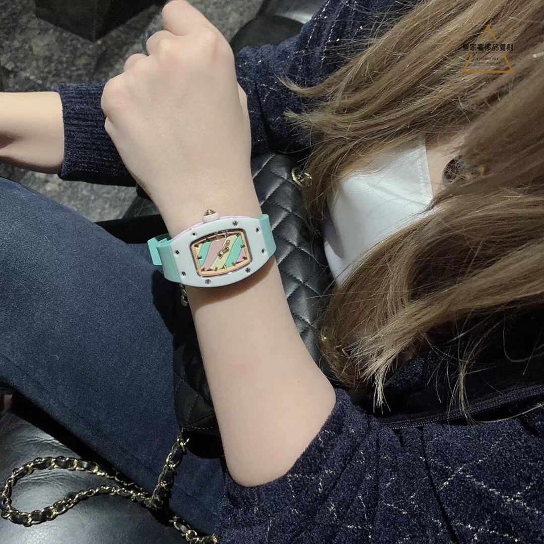 Richard Mille 理查德德米勒 RichardMille最新 bon bon系列最稀有的作品 克服传统工艺打破模式 表壳由白色陶瓷加上黄粉绿搪瓷表盘