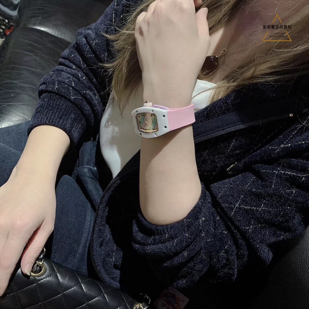 Richard Mille 理查德德米勒 RichardMille最新 bon bon系列最稀有的作品 克服传统工艺打破模式 表壳由白色陶瓷加上黄粉绿搪瓷表盘
