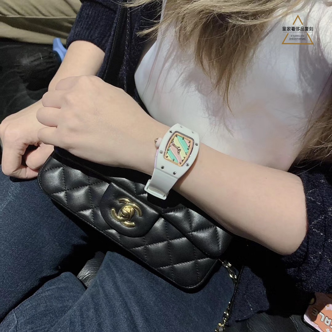 Richard Mille 理查德德米勒 RichardMille最新 bon bon系列最稀有的作品 克服传统工艺打破模式 表壳由白色陶瓷加上黄粉绿搪瓷表盘