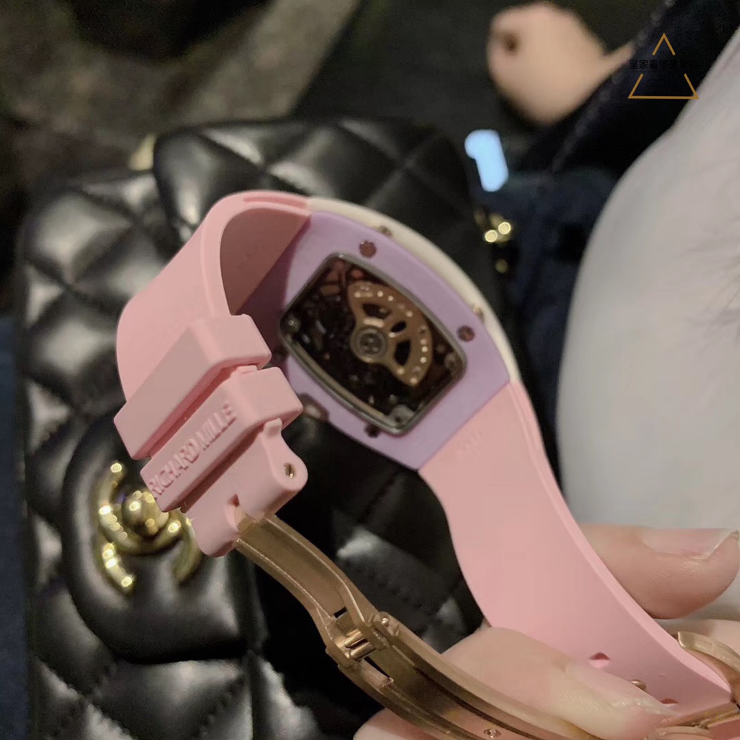 Richard Mille 理查德德米勒 RichardMille最新 bon bon系列最稀有的作品 克服传统工艺打破模式 表壳由白色陶瓷加上黄粉绿搪瓷表盘