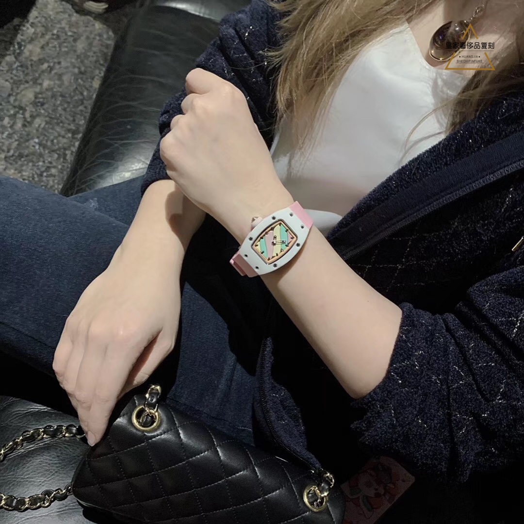 Richard Mille 理查德德米勒 RichardMille最新 bon bon系列最稀有的作品 克服传统工艺打破模式 表壳由白色陶瓷加上黄粉绿搪瓷表盘