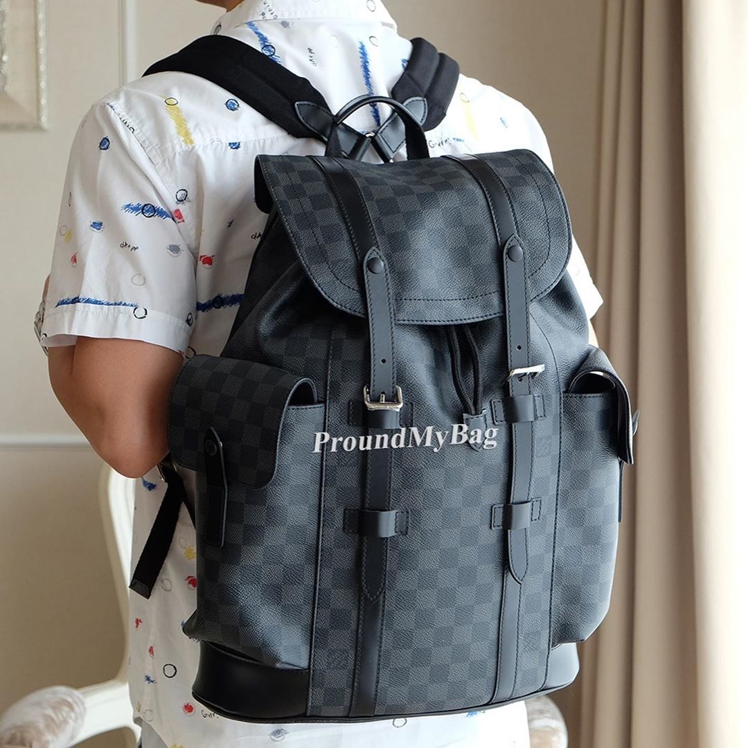 NO:212819,Original single LV original single black chess board men's mountaineering backpack model N41379 black Christopher small backpack interprets the rough and simple spirit of the hiking bag with Monogram canvas. Its style is chic, suitable for both work and entertainment, highlighting a high-quality lifestyle. Adjustable leather shoulder straps, leather handles, cowhide, silver brass decoration details 41.0 x 48.0 x 13.0 cm (Length x Height x Width), LV [Top Original Single], louis vuitton, travel bags, backpacks, cowhide19860909原单LV原单黑色棋盘格男士登山背包型号N41379黑格Christopher 小号双肩包以 Monogram 帆布演绎出了徒步旅行包的粗犷而朴实的精神. 其款式别致,工作和娱乐使用两相皆宜,彰显高品质生活方式 可调节皮质肩带皮革手柄牛皮饰边银色黄铜装饰详细特征41.0 x 48.0 x 13.0 cm(长 x 高 x 宽),LV【顶级原单】,louis vuitton,travel bags,backpacks,cowhide,Bag