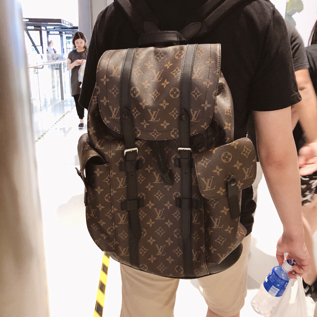 NO:200578,Original single presbyop men's hiking backpack model M43735 presbyop Christopher small backpack uses Monogram canvas to interpret the rough and simple spirit of the hiking bag. Its style is chic, suitable for both work and entertainment, highlighting a high-quality lifestyle. Adjustable leather shoulder straps, leather handles, cowhide, silver brass decoration details 41.0 x 48.0 x 13.0 cm (Length x Height x Width), LV [Top Original Single], louis vuitton, travel bags, backpacks, cowhide19860909原单老花男士登山背包型号M43735老花Christopher 小号双肩包以 Monogram 帆布演绎出了徒步旅行包的粗犷而朴实的精神. 其款式别致,工作和娱乐使用两相皆宜,彰显高品质生活方式 可调节皮质肩带皮革手柄牛皮饰边银色黄铜装饰详细特征41.0 x 48.0 x 13.0 cm(长 x 高 x 宽),LV【顶级原单】,louis vuitton,travel bags,backpacks,cowhide,Bag