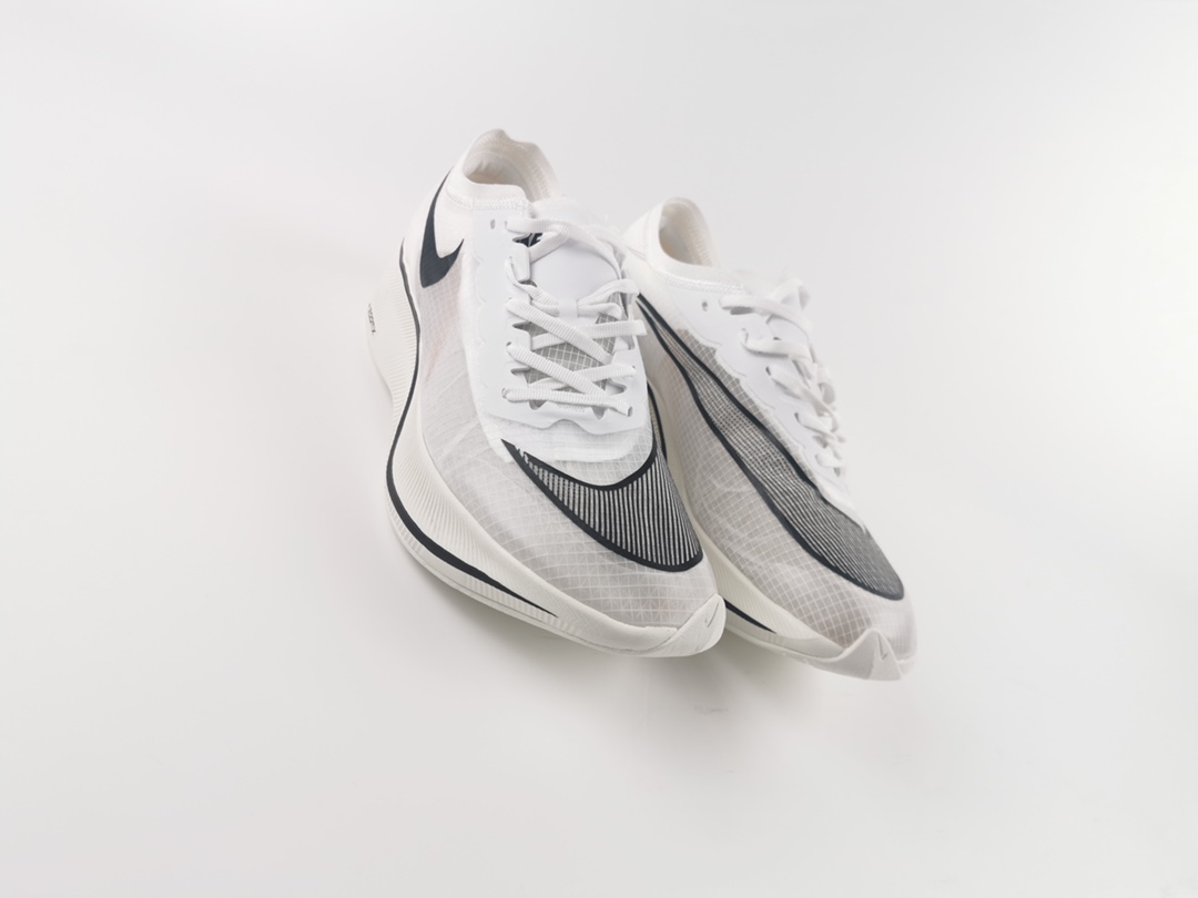 170 全新 ZoomX VaporFly NEXT% 这双新配色以白色蝉翼鞋面主打CT9133-100