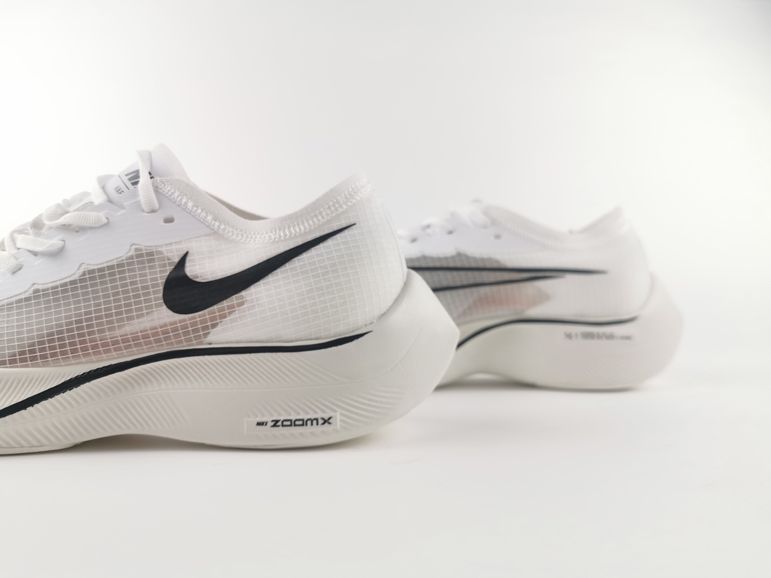 170 全新 ZoomX VaporFly NEXT% 这双新配色以白色蝉翼鞋面主打CT9133-100