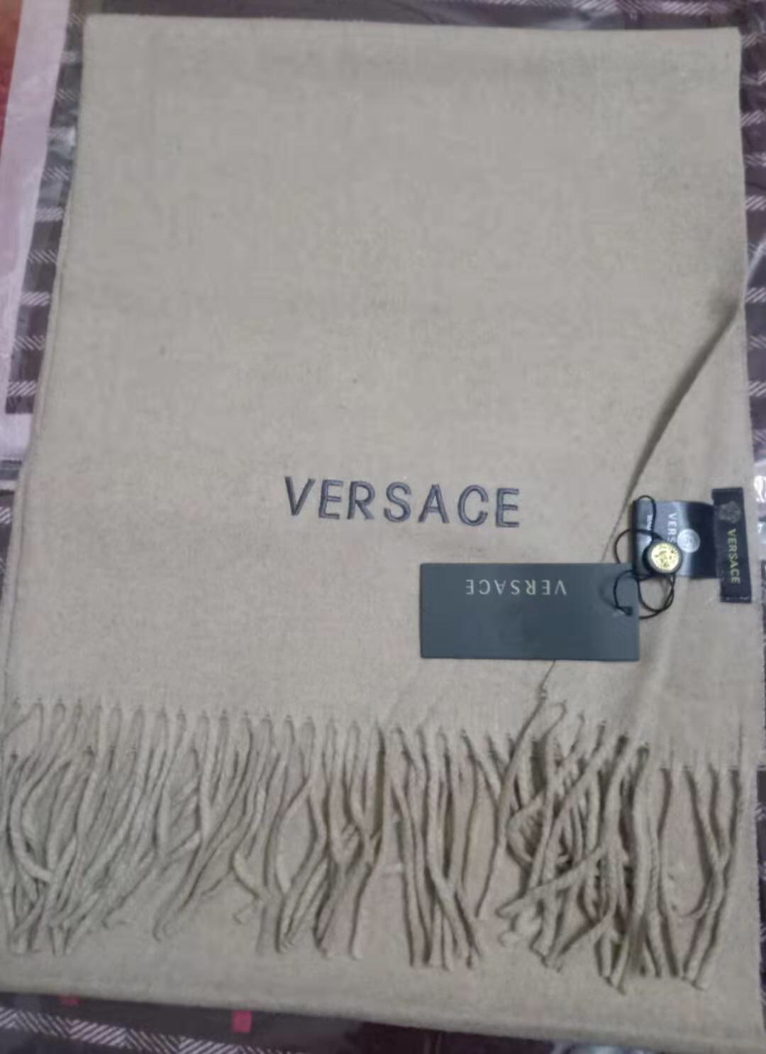 NO:163105,Versace men's and women's models are available!  Scarce resources!  Exclusive foreign trade order latest model, eight colors to choose from high-end embroidery customization!  Overseas purchasing agents are super popular. Synchronous counter. The real thing is truly beautiful. The body is full of fashion taste. It is very crisp and the quality is completely safe. No matter the design, printing and dyeing, it is very accurate, the details can be seen. The whole scarf is simple, atmospheric and very exquisite. High-end VIP recommendation is definitely worth buying. The new model is 32*180cm. Imported imported Melbourne, Australia, imported wool, ordinary scarf, versace19860909批范思哲男款女款可用！稀缺资源！独家外贸订单 最新款,八色可选高端刺绣定制！海外代购超爆款哦 同步专柜 实物真心美 围在身上满满的时尚品味 非常挺括品质完全可以放心 无论设计印染都是非常到位细节都可见整个围巾简单大气同时又非常精致高端VIP推荐绝对值得入手的新款32*180cm.进口澳大利亚墨尔本进口羊毛,普通围巾,versace,scarf